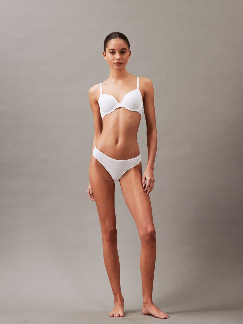 Modelo-con-sosten-blanco-Calvin-Klein-y-calzon-a-juego