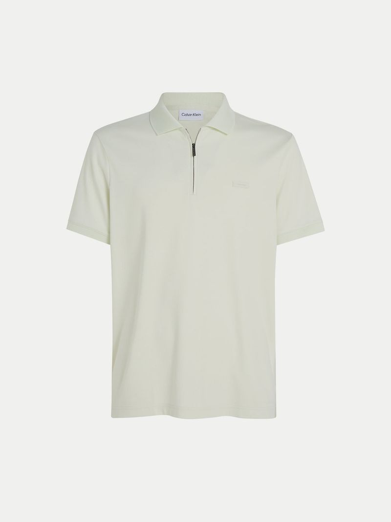 Polera-tipo-polo-color-crema-pistacho-para-hombre-con-cierre-en-el-cuello-y-detalle-minimalista-de-Calvin-Klein-en-el-pecho.