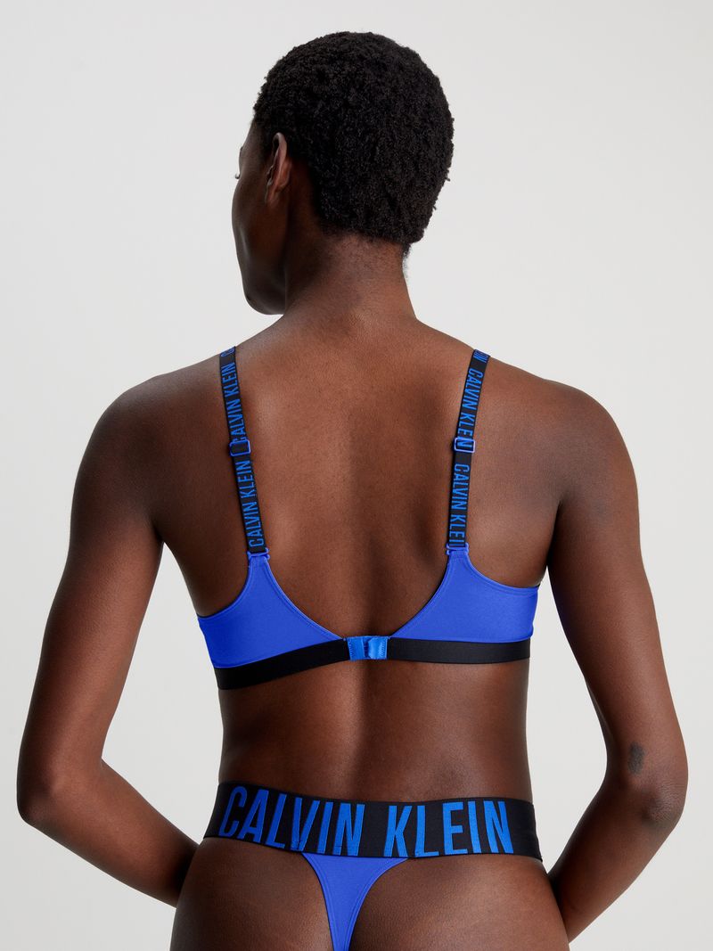 Modelo-con-brassier-azul-Calvin-Klein-de-tirantes-y-panty-a-juego