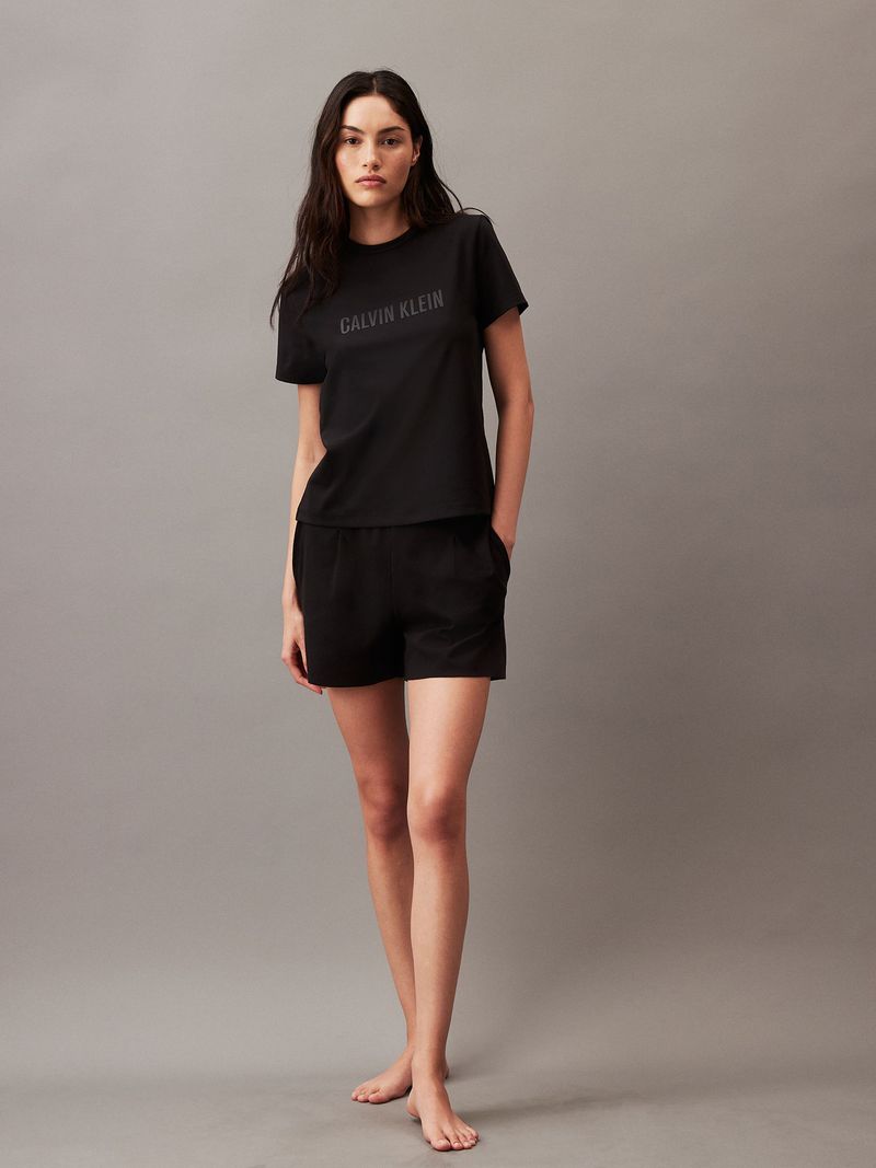 Modelo-con-polera-negra-y-short-Calvin-Klein-estilo-pijama