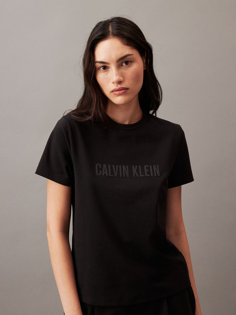 Modelo-con-polera-negra-y-short-Calvin-Klein-estilo-pijama