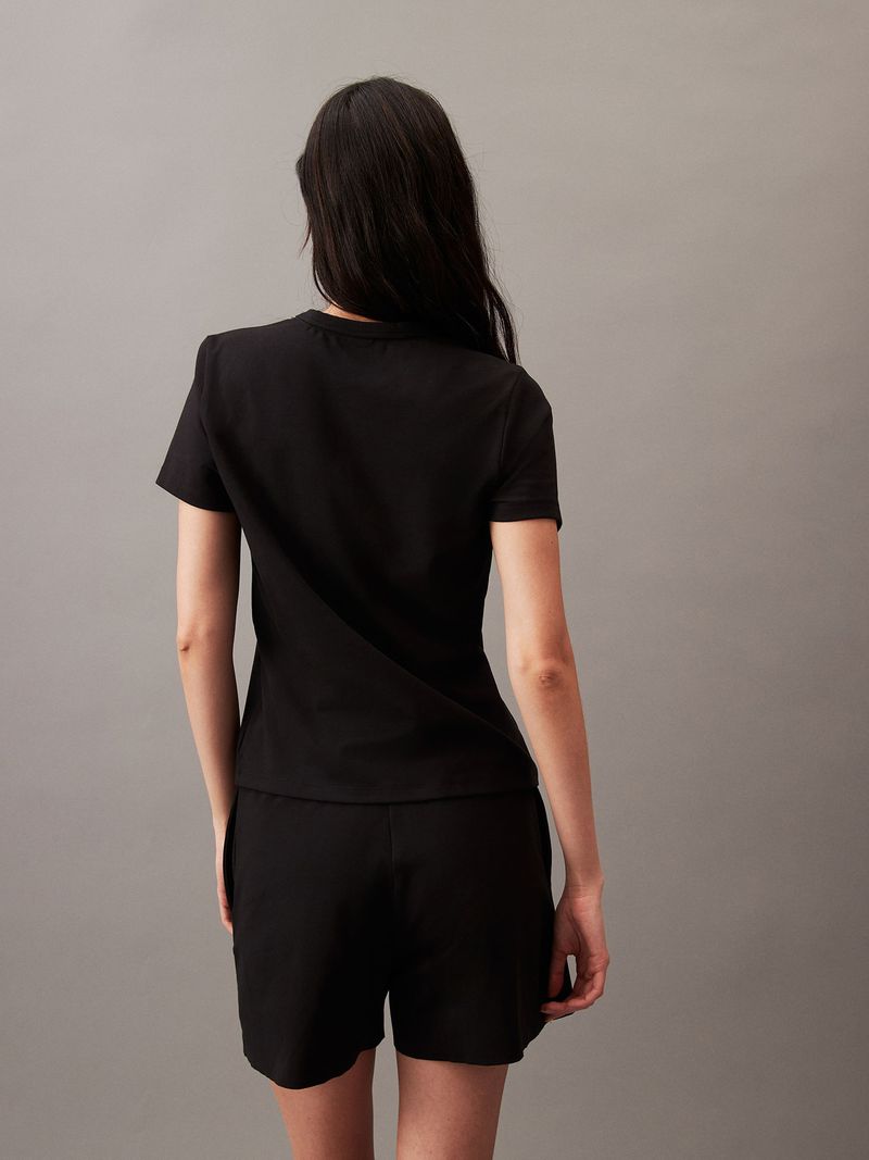 Modelo-con-polera-negra-y-short-Calvin-Klein-estilo-pijama