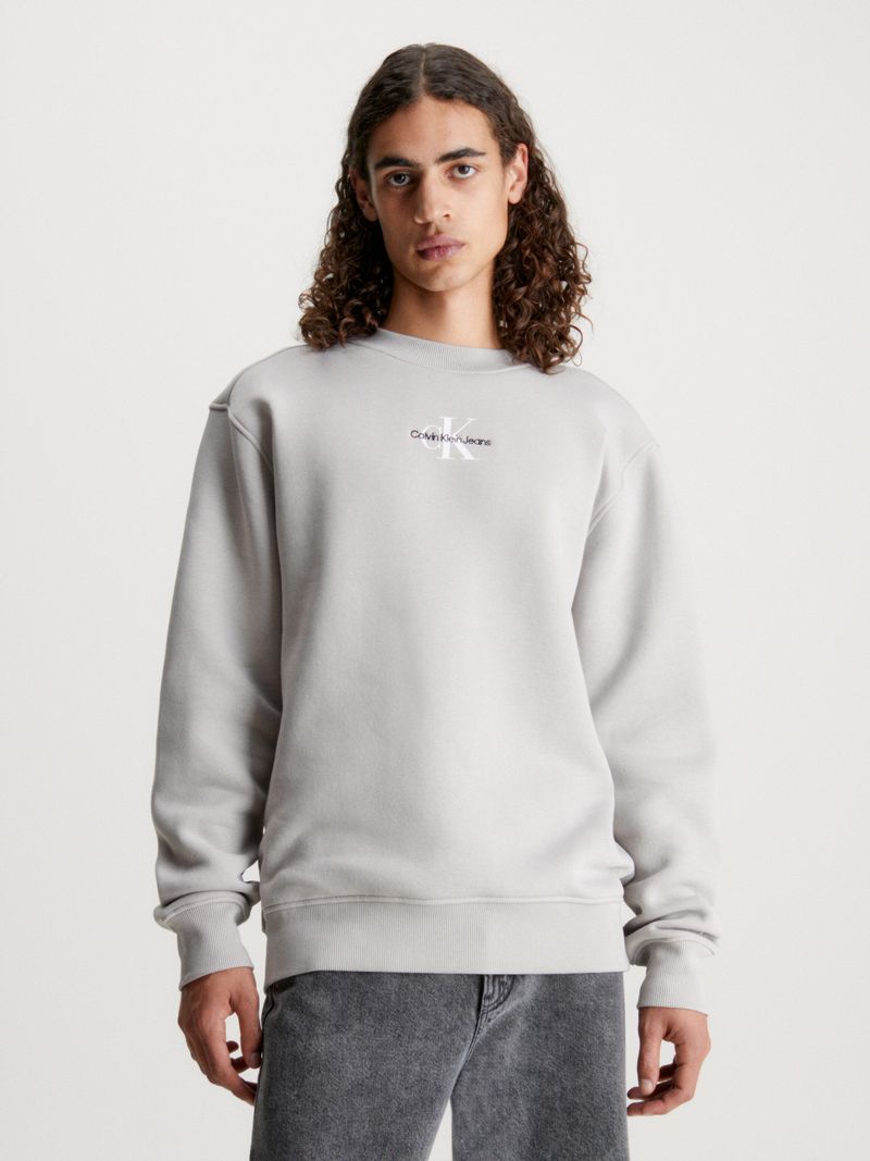 Poleron-gris-Calvin-Klein-con-logo-al-frente-y-jeans-oscuros