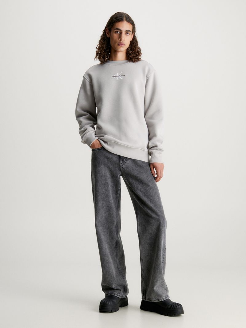 Poleron-gris-Calvin-Klein-con-logo-al-frente-y-jeans-oscuros