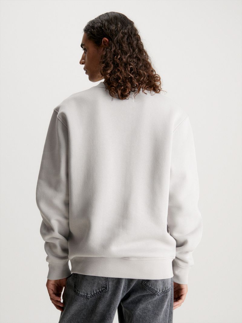 Poleron-gris-Calvin-Klein-con-logo-al-frente-y-jeans-oscuros