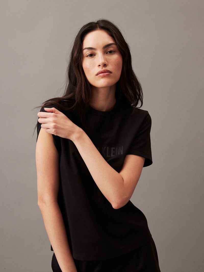 Modelo-con-polera-negra-y-short-Calvin-Klein-estilo-pijama