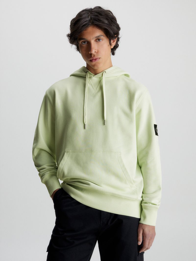 Modelo-con-poleron-verde-claro-Calvin-Klein-y-bolsillo-canguro