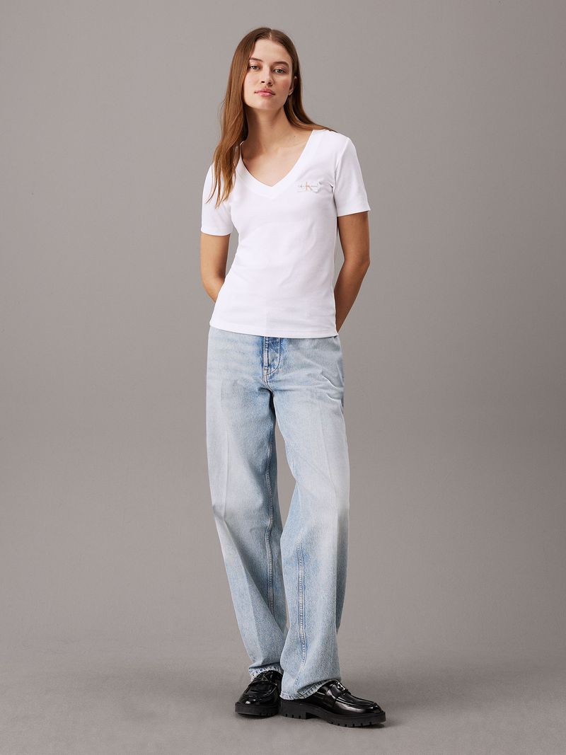 Modelo-con-polera-blanca-de-cuello-en-V-Calvin-Klein-y-jeans-claros