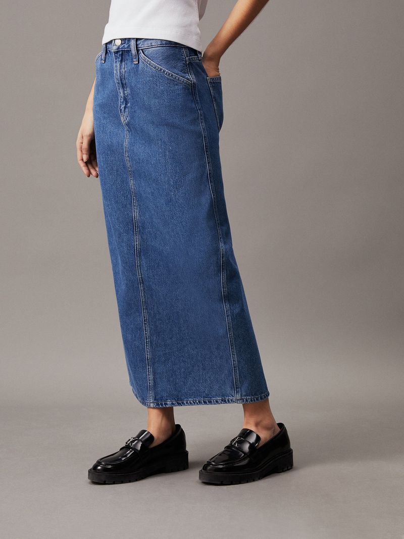Falda-larga-de-mezclilla-Calvin-Klein-en-azul-clasico-combinada-con-mocasines-negros.