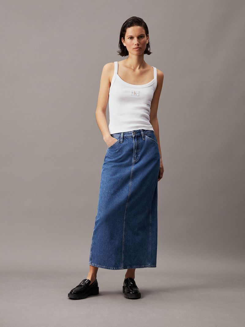 Falda-larga-de-mezclilla-Calvin-Klein-en-azul-clasico-combinada-con-mocasines-negros.