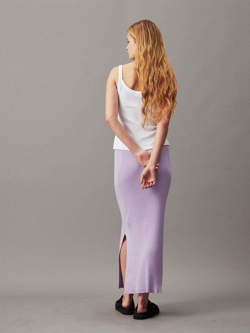 Modelo-luciendo-top-blanco-Calvin-Klein-y-falda-larga-lila