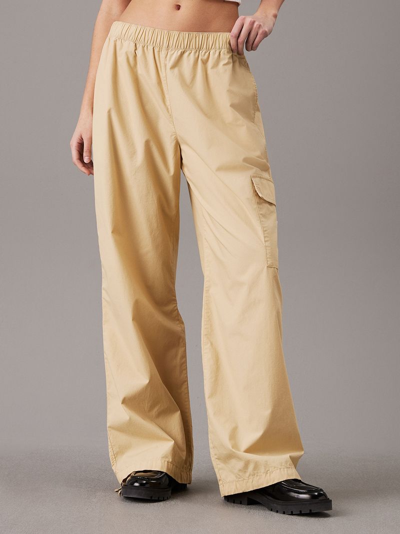 Modelo-con-pantalones-anchos-beige-Calvin-Klein-y-zapatos-negros