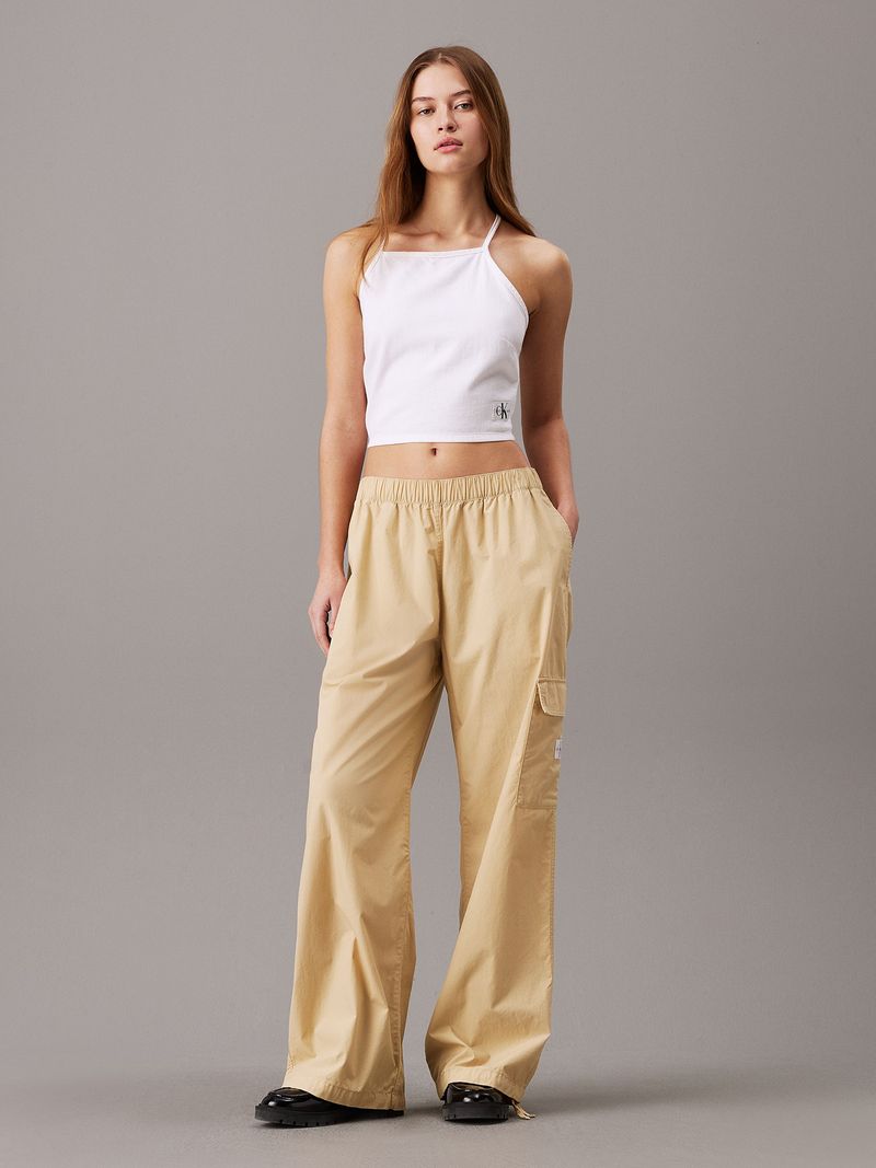 Modelo-con-pantalones-anchos-beige-Calvin-Klein-y-zapatos-negros
