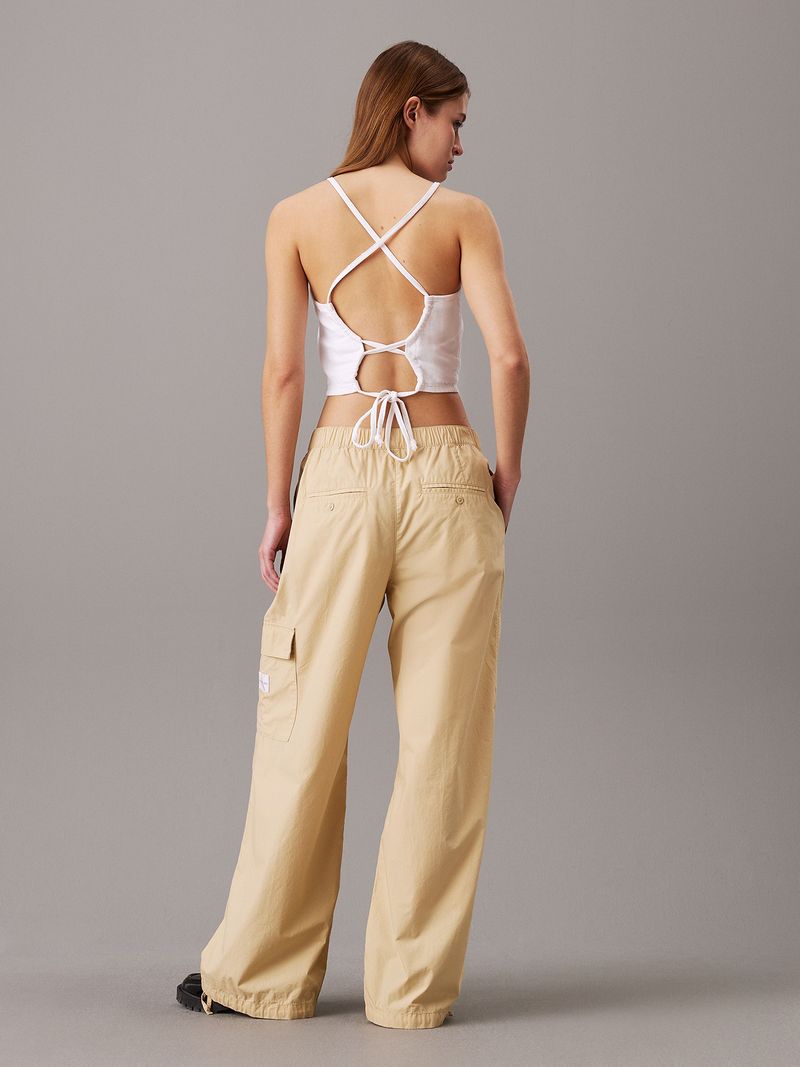 Modelo-con-pantalones-anchos-beige-Calvin-Klein-y-zapatos-negros