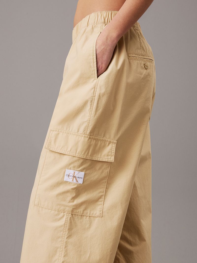 Modelo-con-pantalones-anchos-beige-Calvin-Klein-y-zapatos-negros