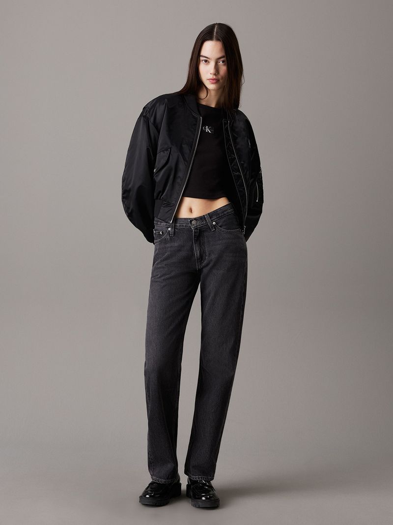 Modelo-con-polera-negra-corta-Calvin-Klein-y-pantalones-gris-oscuro