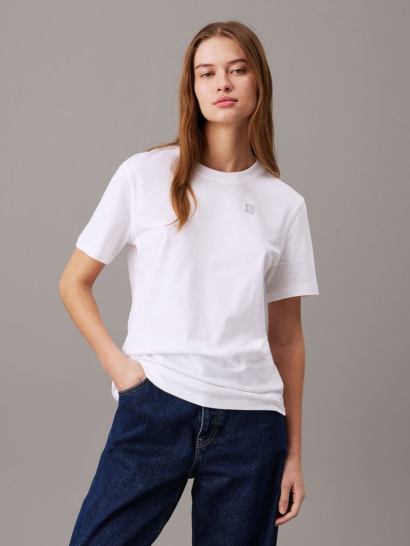 Modelo-con-polera-blanca-Calvin-Klein-y-jeans-azules