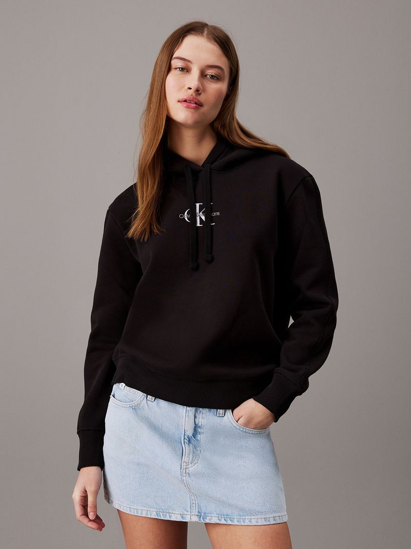 Modelo-con-poleron-negro-Calvin-Klein-y-falda-de-mezclilla-clara