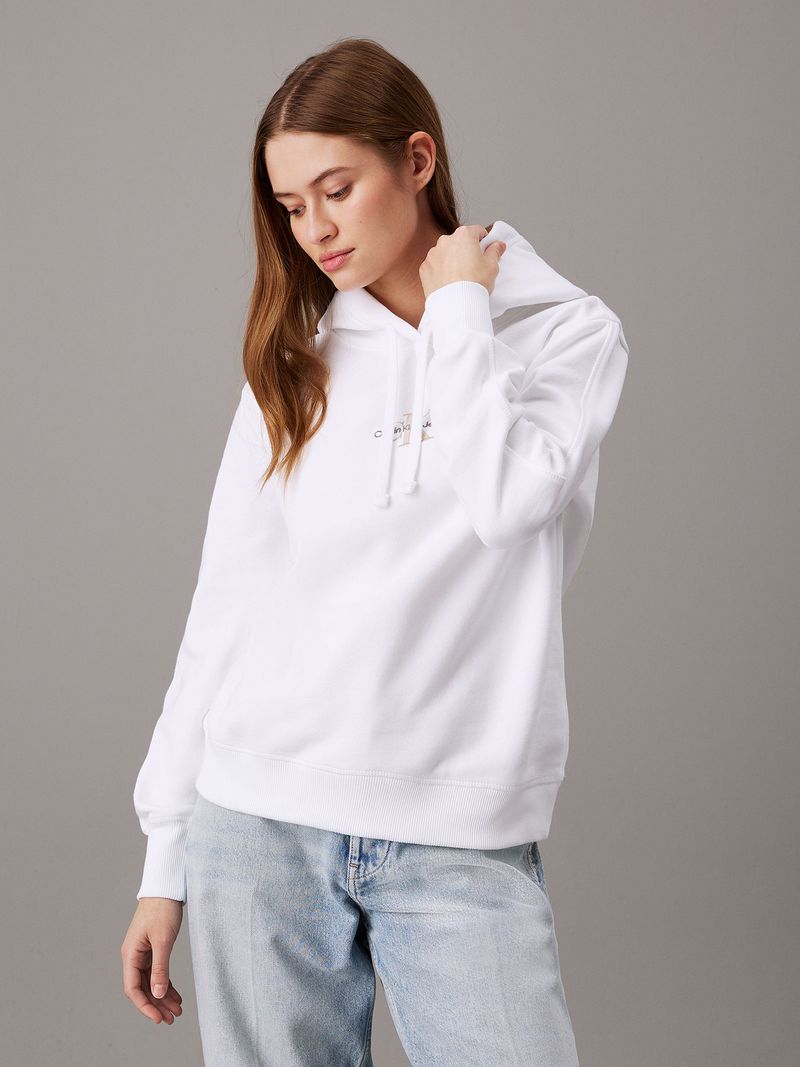 Modelo-con-poleron-blanco-Calvin-Klein-y-jeans-claros