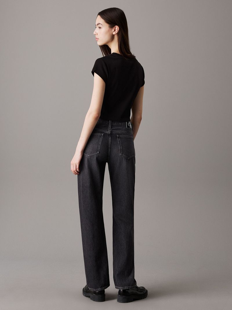 Modelo-con-polera-negra-corta-Calvin-Klein-y-pantalones-gris-oscuro