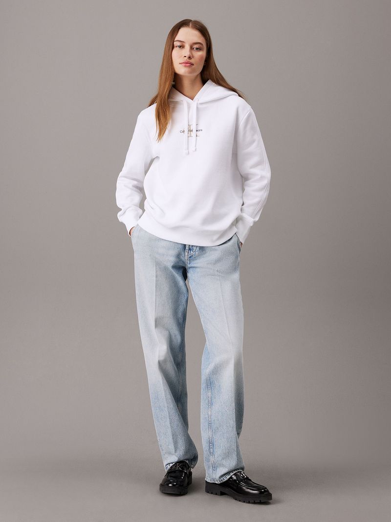 Modelo-con-poleron-blanco-Calvin-Klein-y-jeans-claros