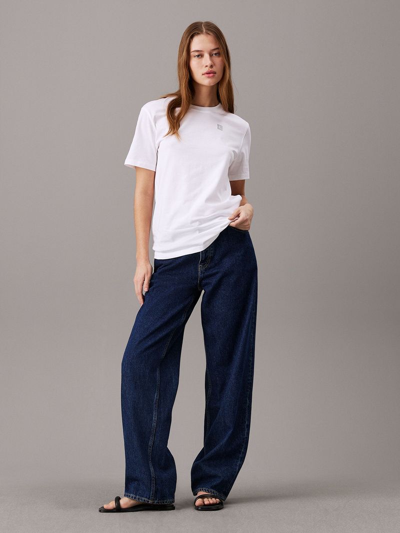 Modelo-con-polera-blanca-Calvin-Klein-y-jeans-azules