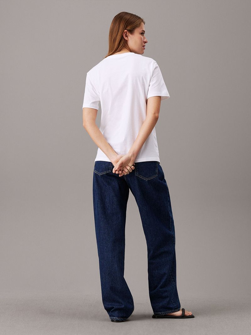 Modelo-con-polera-blanca-Calvin-Klein-y-jeans-azules