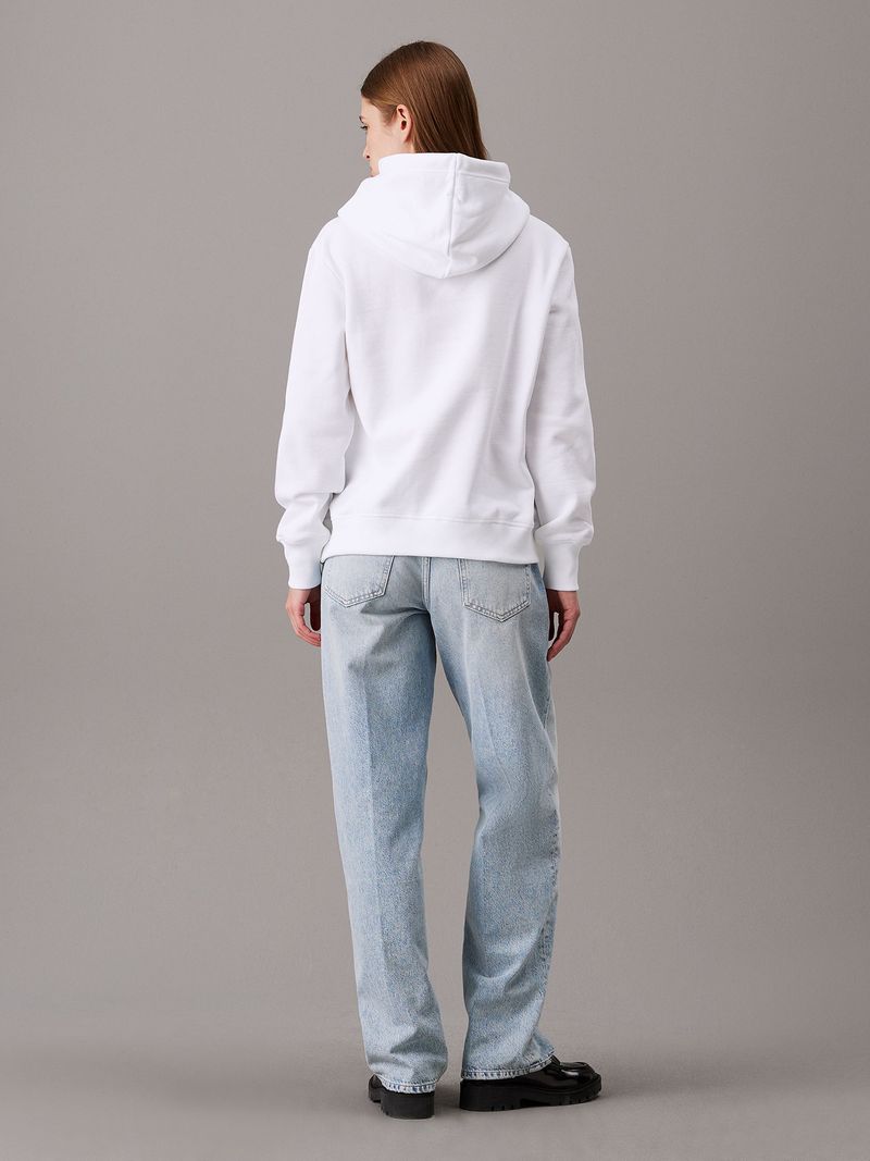 Modelo-con-poleron-blanco-Calvin-Klein-y-jeans-claros