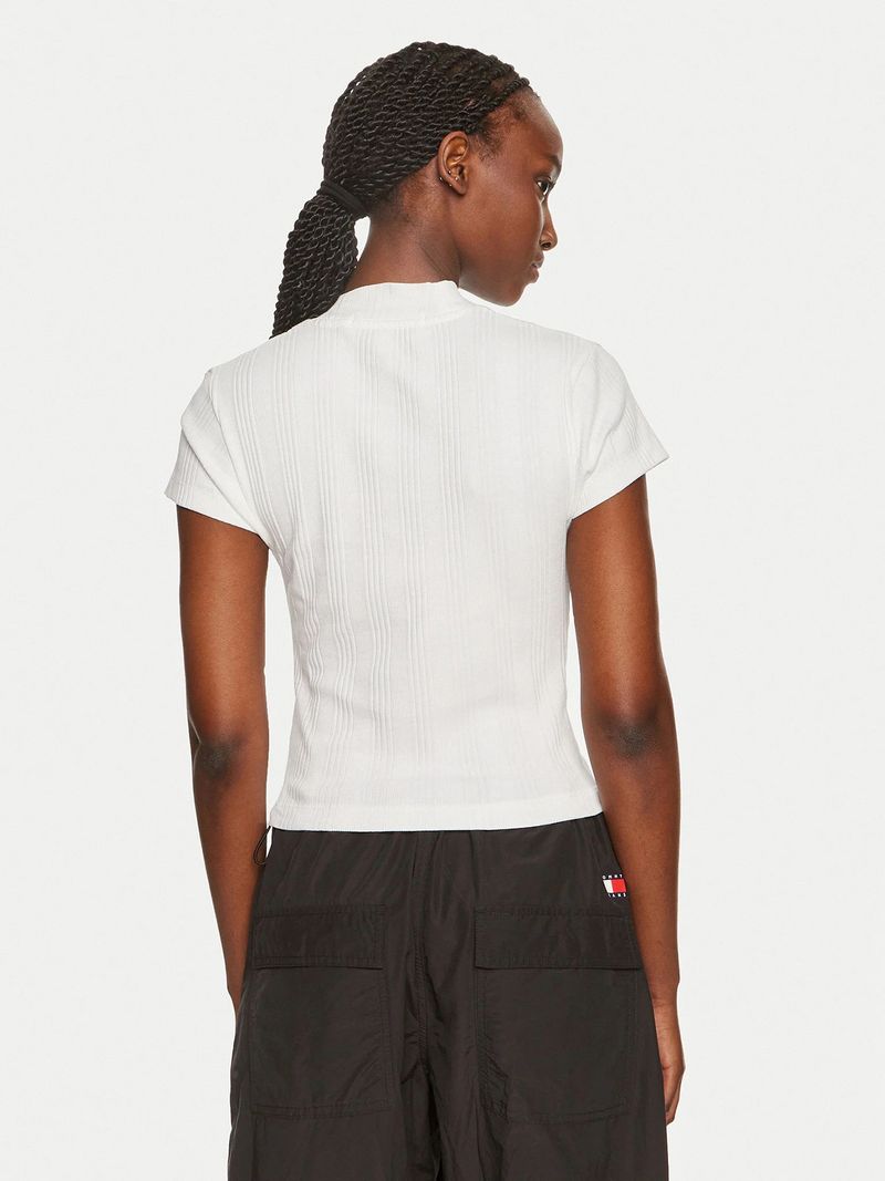 Modelo-con-polera-blanca-de-cuello-corto-Calvin-Klein-y-pantalones-negros