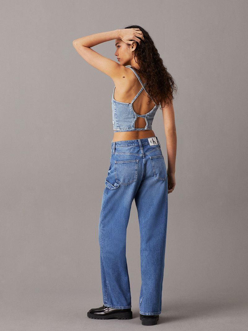 Modelo-con-jeans-holgados-azules-Calvin-Klein-y-zapatos-negros