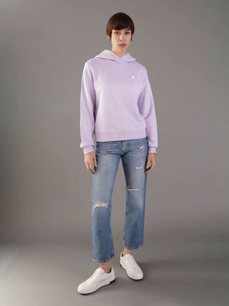 Modelo-con-poleron-lila-Calvin-Klein-y-jeans-azules