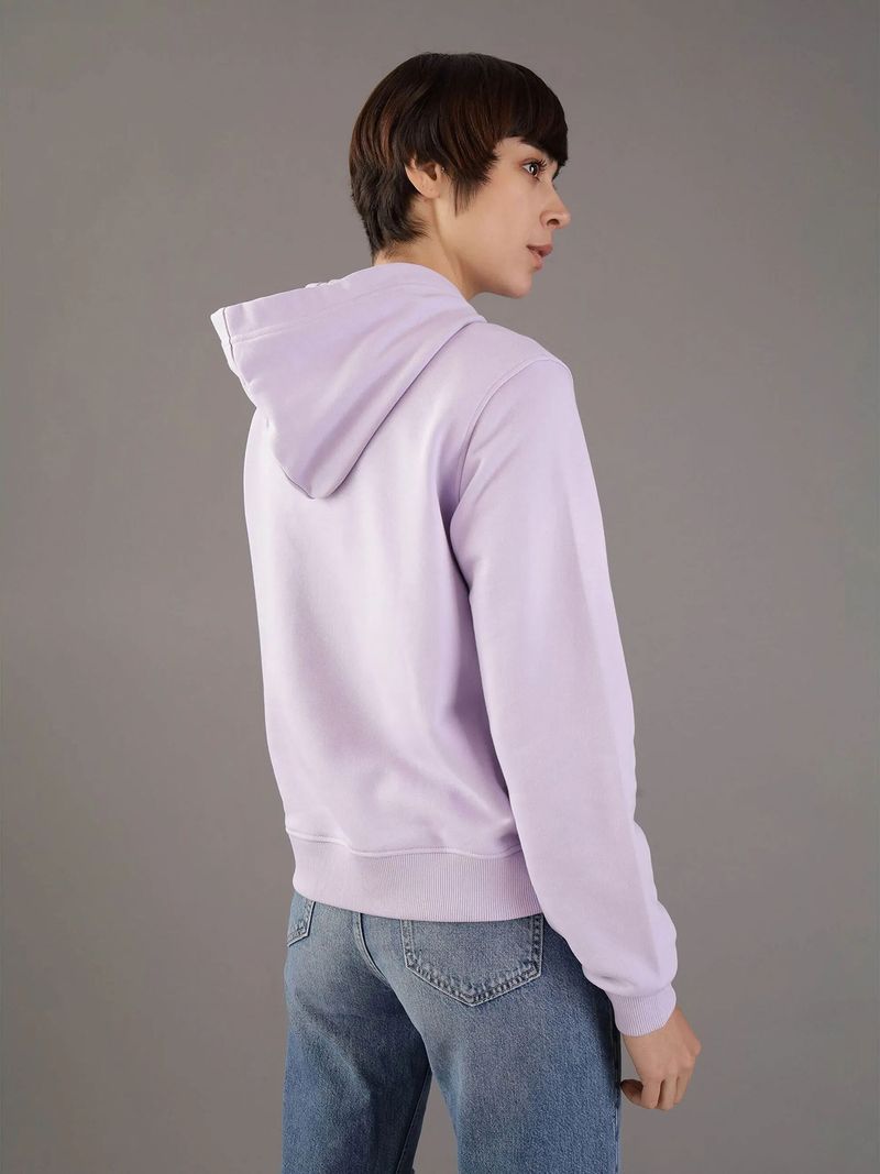 Modelo-con-poleron-lila-Calvin-Klein-y-jeans-azules