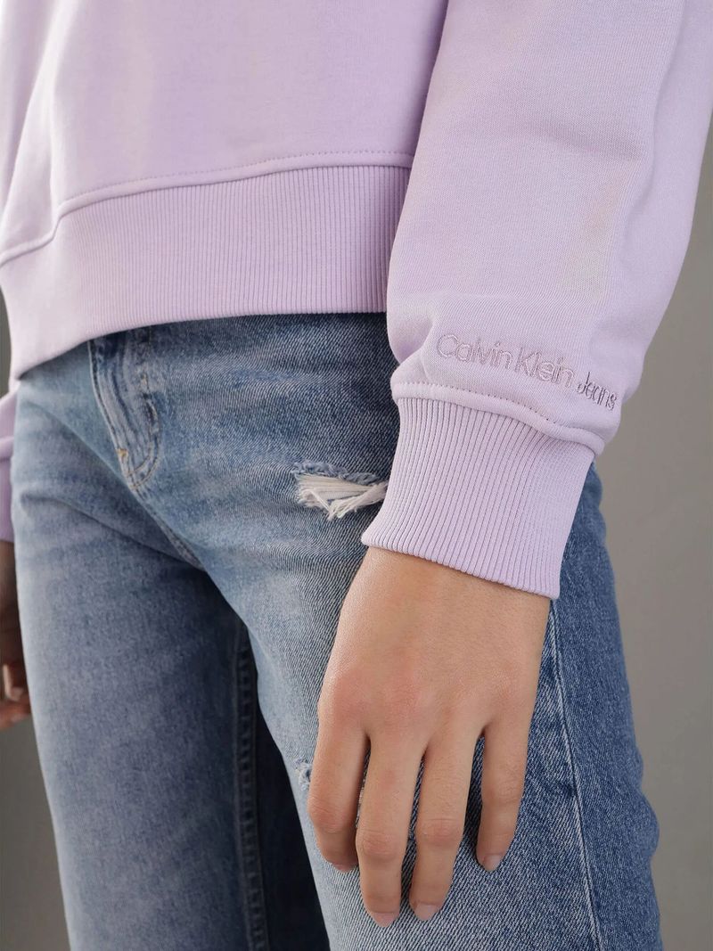 Modelo-con-poleron-lila-Calvin-Klein-y-jeans-azules