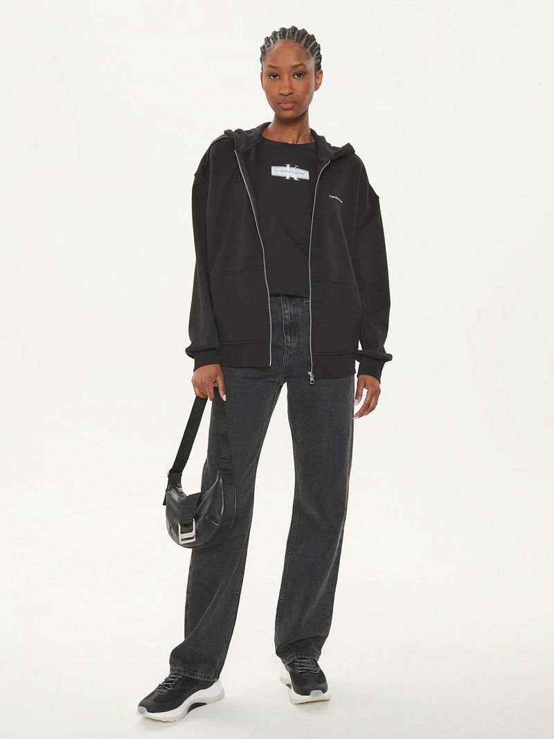 Modelo-con-poleron-negro-Calvin-Klein-y-pantalones-oscuros