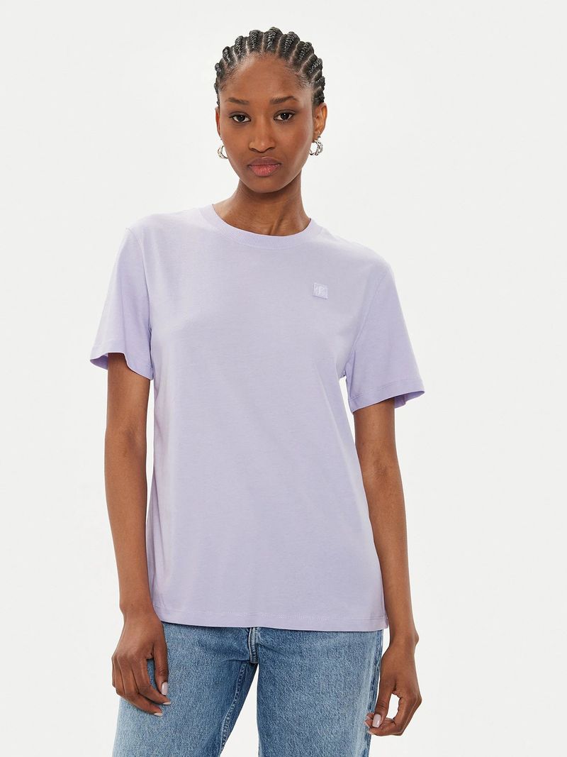 Modelo-con-polera-lila-Calvin-Klein-y-jeans-azules
