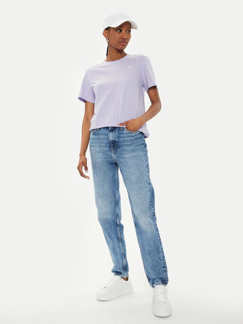 Modelo-con-polera-lila-Calvin-Klein-y-jeans-azules