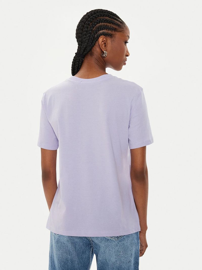 Modelo-con-polera-lila-Calvin-Klein-y-jeans-azules
