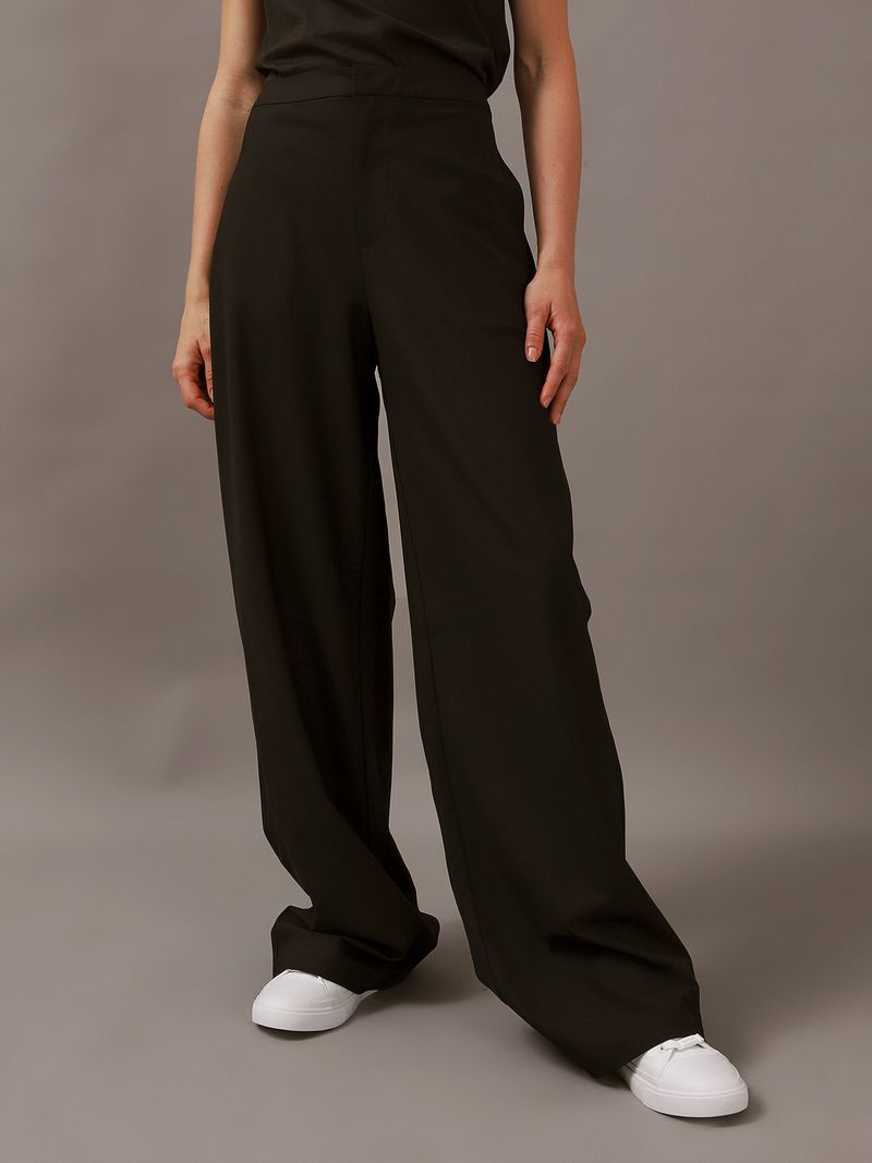 Modelo-usando-pantalon-negro-ancho-Calvin-Klein