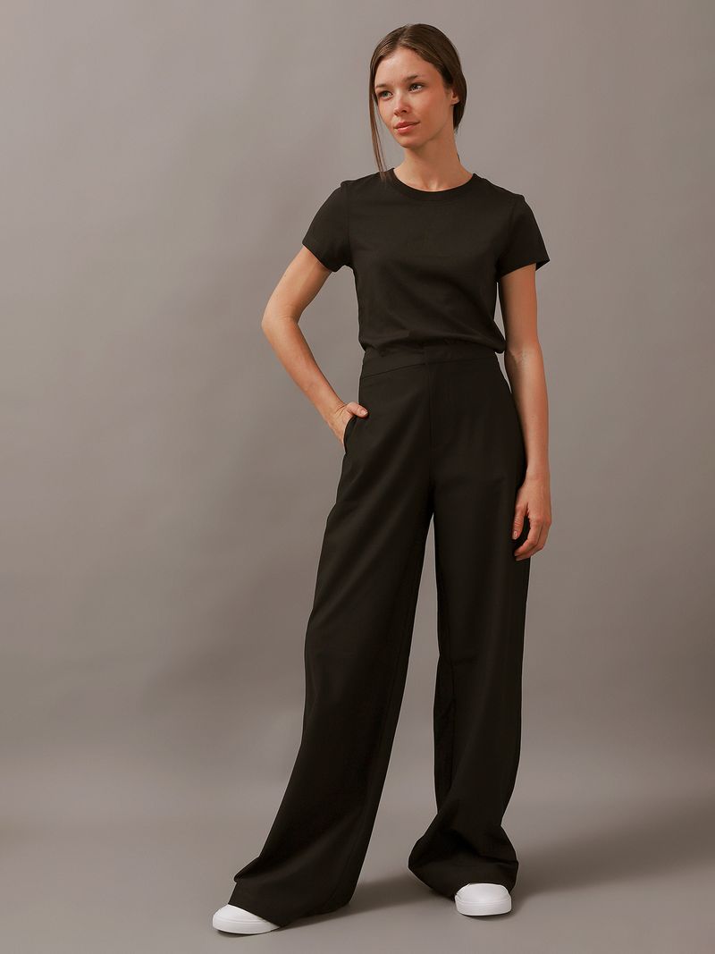 Modelo-usando-pantalon-negro-ancho-Calvin-Klein
