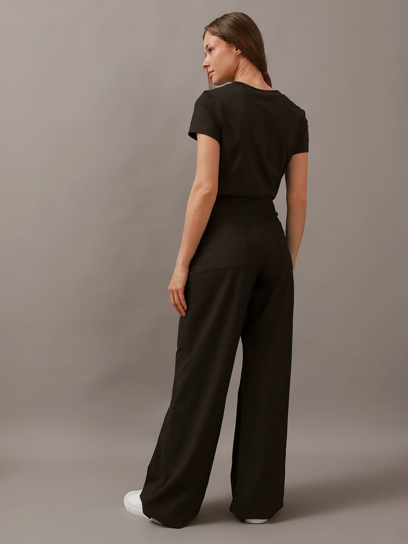 Modelo-usando-pantalon-negro-ancho-Calvin-Klein