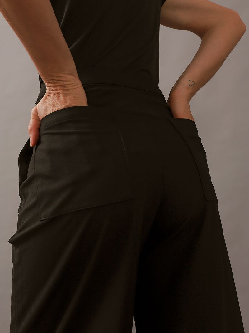 Modelo-usando-pantalon-negro-ancho-Calvin-Klein