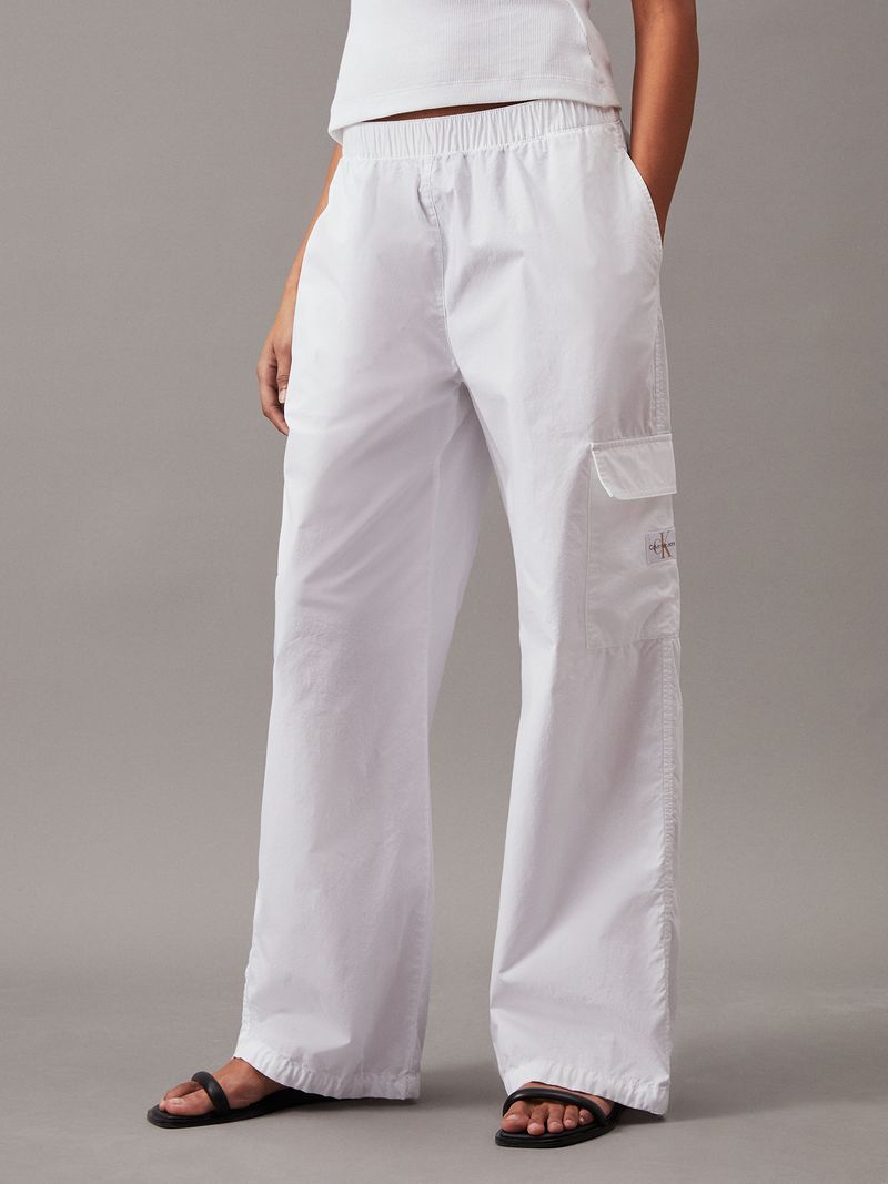 Modelo-con-pantalon-cargo-blanco-Calvin-Klein