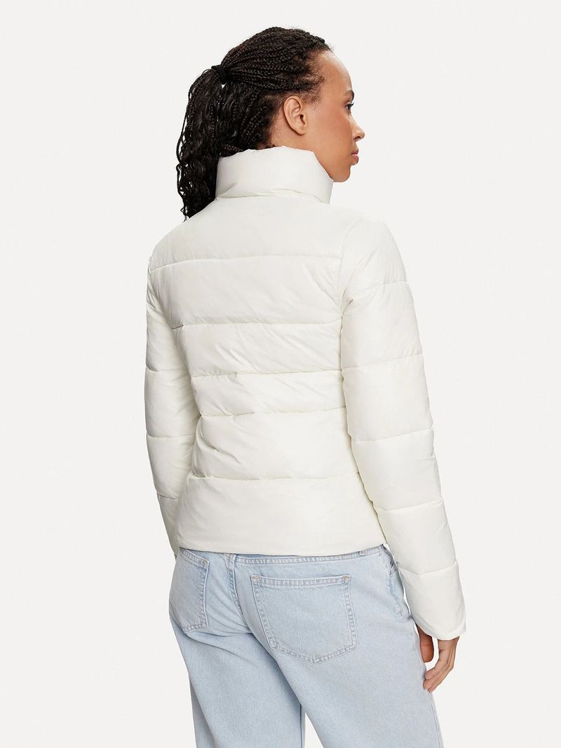 Chaqueta-inflada-blanca-Calvin-Klein-con-cuello-o-y-cierre-frontal