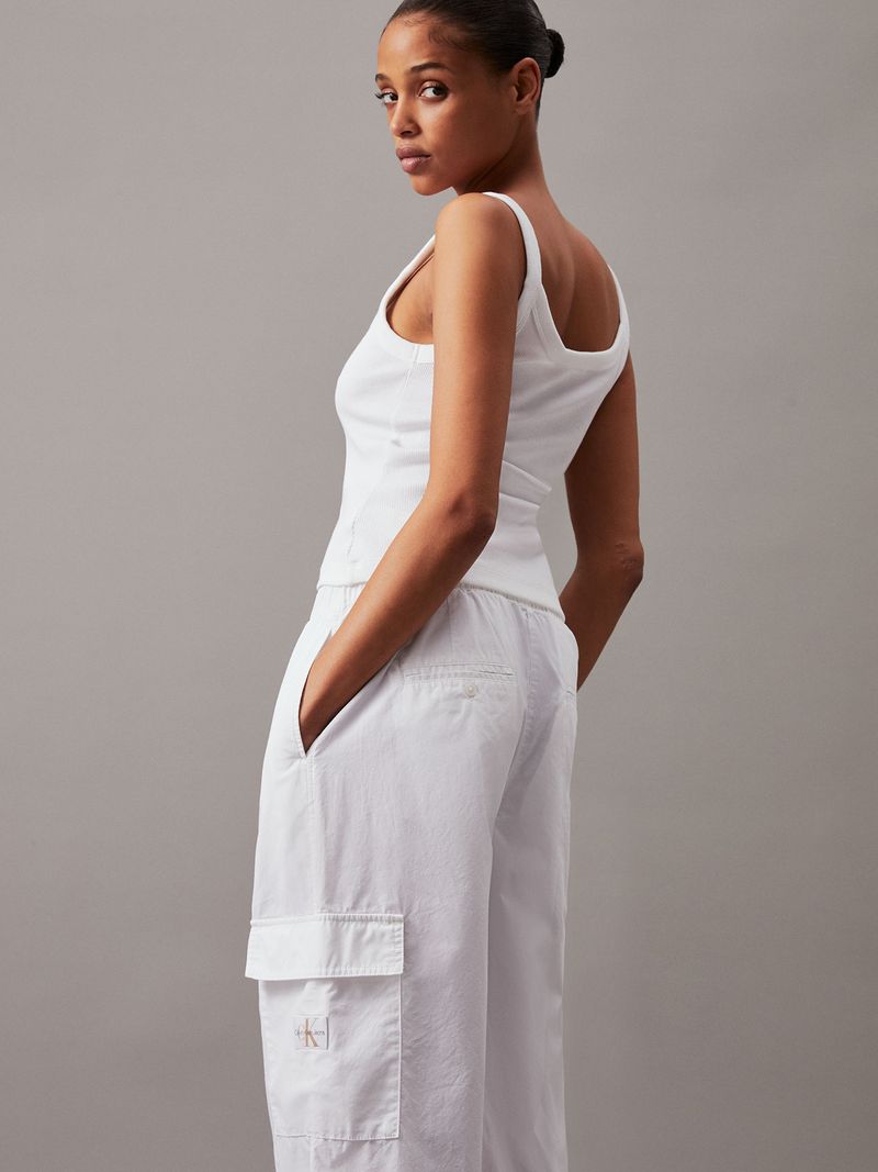 Modelo-con-pantalon-cargo-blanco-Calvin-Klein