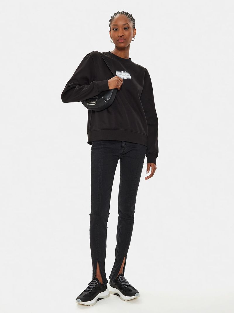 Modelo-con-poleron-negro-Calvin-Klein-Jeans-y-pantalones-oscuros