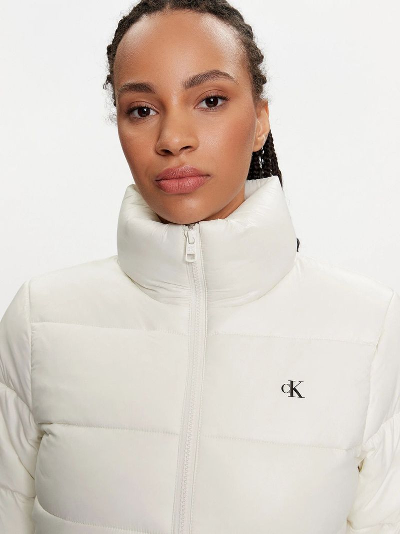 Chaqueta-inflada-blanca-Calvin-Klein-con-cuello-o-y-cierre-frontal