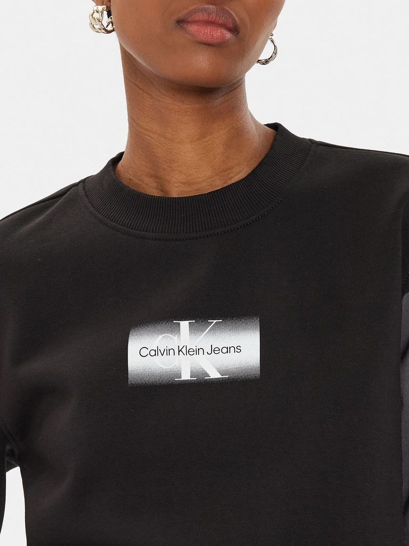 Modelo-con-poleron-negro-Calvin-Klein-Jeans-y-pantalones-oscuros