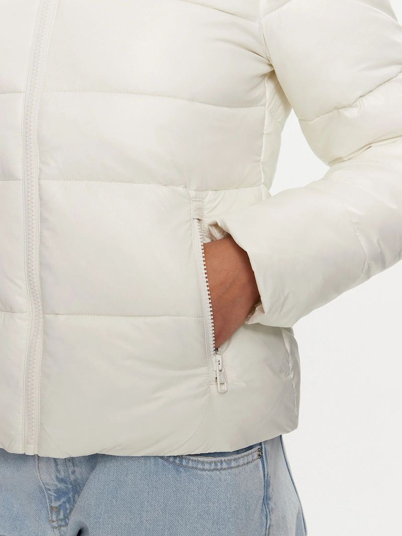 Chaqueta-inflada-blanca-Calvin-Klein-con-cuello-o-y-cierre-frontal