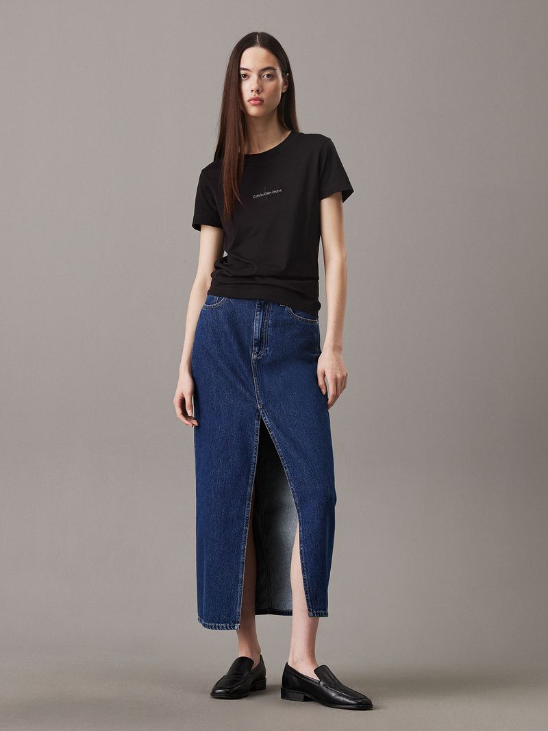 Modelo-con-polera-negra-Calvin-Klein-Jeans-y-falda-de-mezclilla
