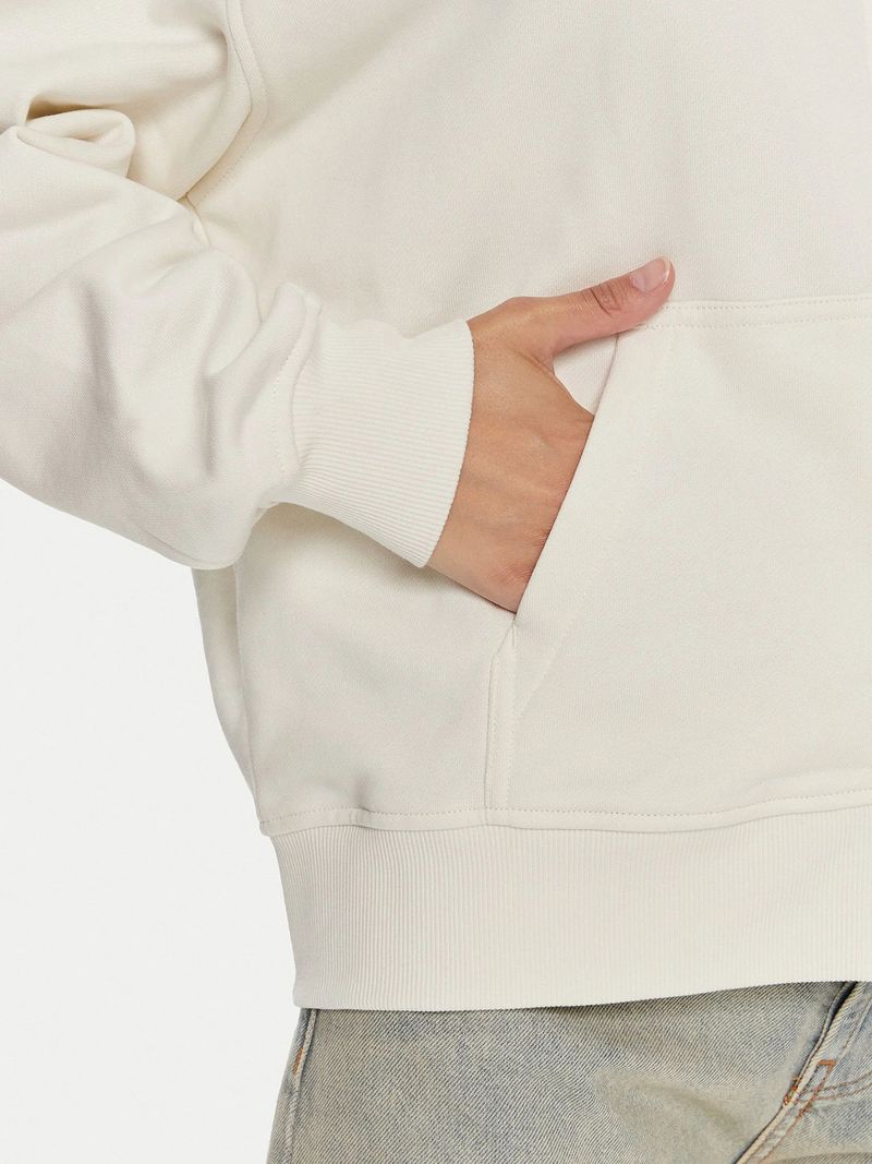Modelo-con-poleron-blanco-con-cierre-Calvin-Klein-y-pantalones-claros